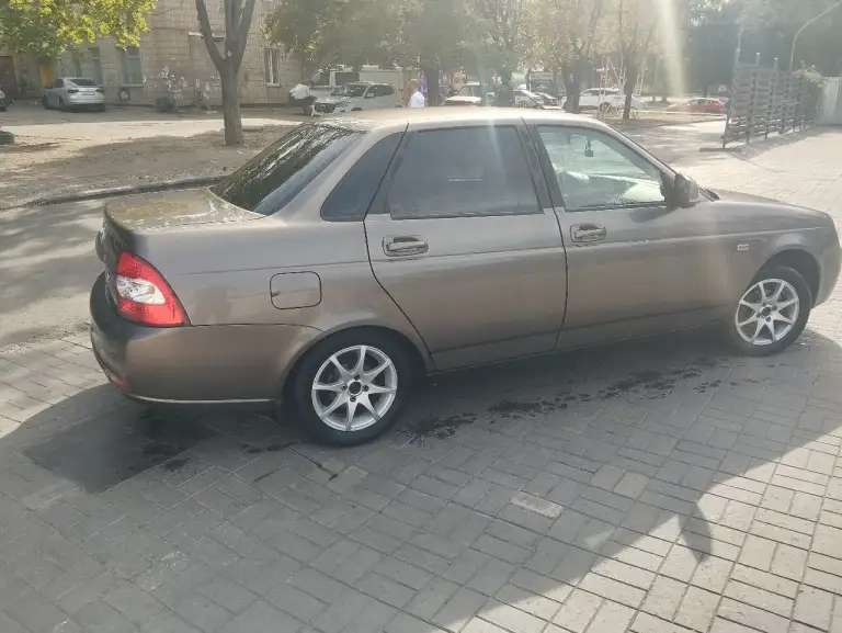 Продам лада приора 2016 года, в отличном состоянии в родной краске, стоит газ пропан, вписан, цена 650к, вопросы по телефону+79595079015 - фотография - 1