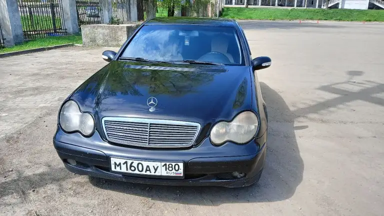 Продам мерседес w203.2001 года. Двигатель 2 литра. Механика 6 скоростей. Масло не ест. Двигатель обычный атмосферный. 111 мотор. Состояние видно по фото. +79494227275. Звоните пишите. Хочу 450 тысяч. Звоните договоримся. - фотография - 1