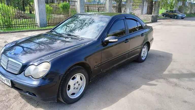 Продам мерседес w203.2001 года. Двигатель 2 литра. Механика 6 скоростей. Масло не ест. Двигатель обычный атмосферный. 111 мотор. Состояние видно по фото. +79494227275. Звоните пишите. Хочу 450 тысяч. Звоните договоримся. - фотография - 2