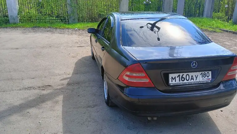 Продам мерседес w203.2001 года. Двигатель 2 литра. Механика 6 скоростей. Масло не ест. Двигатель обычный атмосферный. 111 мотор. Состояние видно по фото. +79494227275. Звоните пишите. Хочу 450 тысяч. Звоните договоримся. - фотография - 4