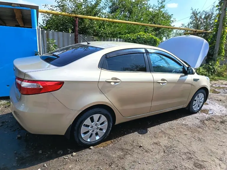 Кио рио год выпуска:2012г. Автомат, пробег 147000т, днище обработано все замавилено, делолось все для себя, коробка не пинаеться двигатель 1.6,подогрев сидения, печка жарит кондер холодит, сиденья задние раскладываються, багажник вместимый, запаска имеется регулировка зеркал, цена:1100000 торг на месте +79000713793 - фотография - 1