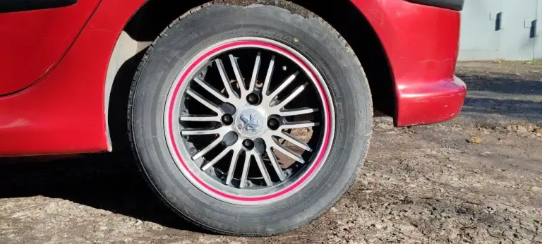 ✅Автомобиль: peugeot 206
✅Год: 2004
✅Пробег: 135000
✅Объем: 1.1
✅Цена: 3600000(торг у капота)
✅Телефон: +79493313593
✅Подпись автора: борис
✅Город: донецк, ворошиловский р-н
Взята с салона новой, 1 владелец по птс, пробег городской, не скручен. Вместе с машиной идет комплект документов о техобслуживании с момента покупки, два комплекта свежей резины на дисках (bridgestone лето на легкосплавных, hankook зима на штамповке). Мкп 5 работает идеально, не вылетает. Машина обслуживается регулярно. Есть мелкие недочеты по кузову (видно на фото). На полном ходу, используется ежедневно. Салон чистый, аккуратный. - фотография - 6
