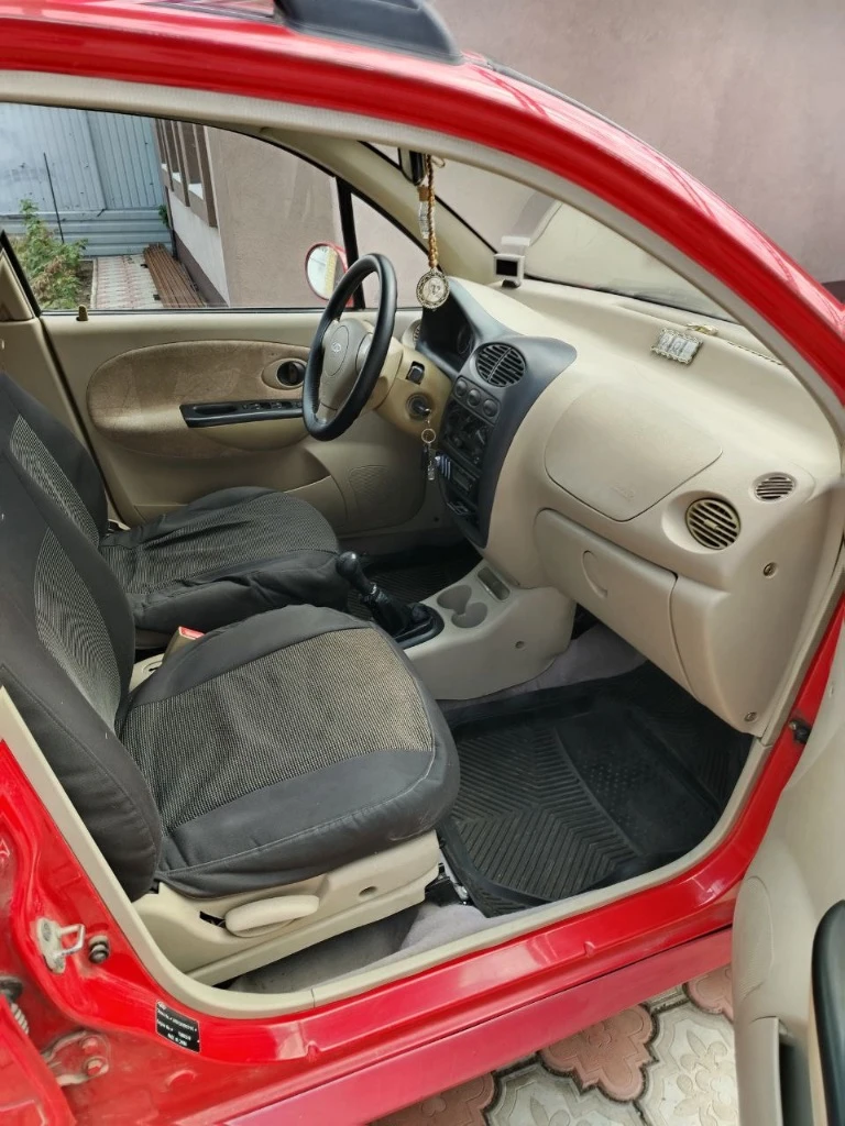 Chery qq 1.1 мт, 2011 - отличное состояние, новый аккумулятор, два комплекта резины!
Продаю chery qq 1.1 мт 2011 года - компактный, надёжный и экономичный городской автомобиль.
Машина в одних руках с момента покупки, ухоженная и полностью исправная.
Пробег: 46 500 км
Двигатель: бензин, 1.1 л
Коробка: механика
Цвет: ярко-красный
Привод: передний
V экономичный и надёжный двигатель
V механическая кпп — простая и без проблем
V кузов в нормально состоянии, без ржавчины снаружи
V подвеска без посторонних звуков
V новый аккумулятор (заменён недавно)
V два комплекта резины - летняя и зимняя
V всё работает: свет, кондиционер, электрика

Машина ухоженная — сел и поехал, без технических вложений!
Отличный вариант для новичков, студентов или ежедневных городских поездок.
История чистая, без дтп, документы в порядке.
* Возможен небольшой торг у капота.

+79287689189 - фотография - 9