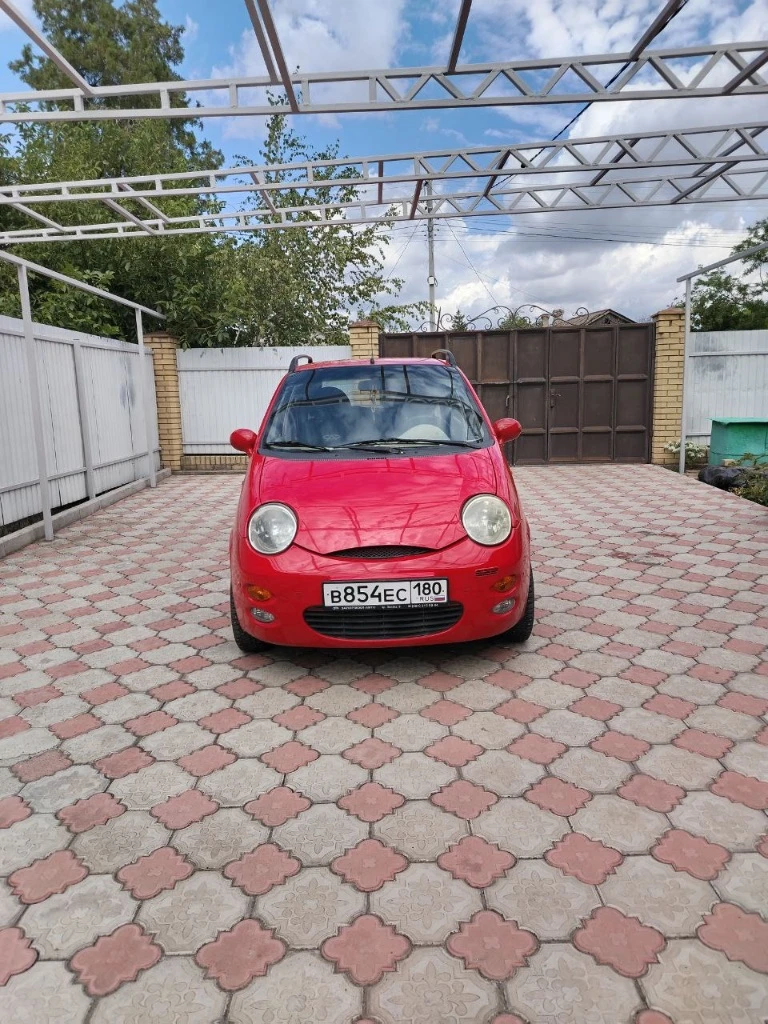 Chery qq 1.1 мт, 2011 - отличное состояние, новый аккумулятор, два комплекта резины!
Продаю chery qq 1.1 мт 2011 года - компактный, надёжный и экономичный городской автомобиль.
Машина в одних руках с момента покупки, ухоженная и полностью исправная.
Пробег: 46 500 км
Двигатель: бензин, 1.1 л
Коробка: механика
Цвет: ярко-красный
Привод: передний
V экономичный и надёжный двигатель
V механическая кпп — простая и без проблем
V кузов в нормально состоянии, без ржавчины снаружи
V подвеска без посторонних звуков
V новый аккумулятор (заменён недавно)
V два комплекта резины - летняя и зимняя
V всё работает: свет, кондиционер, электрика

Машина ухоженная — сел и поехал, без технических вложений!
Отличный вариант для новичков, студентов или ежедневных городских поездок.
История чистая, без дтп, документы в порядке.
* Возможен небольшой торг у капота.

+79287689189 - фотография - 1