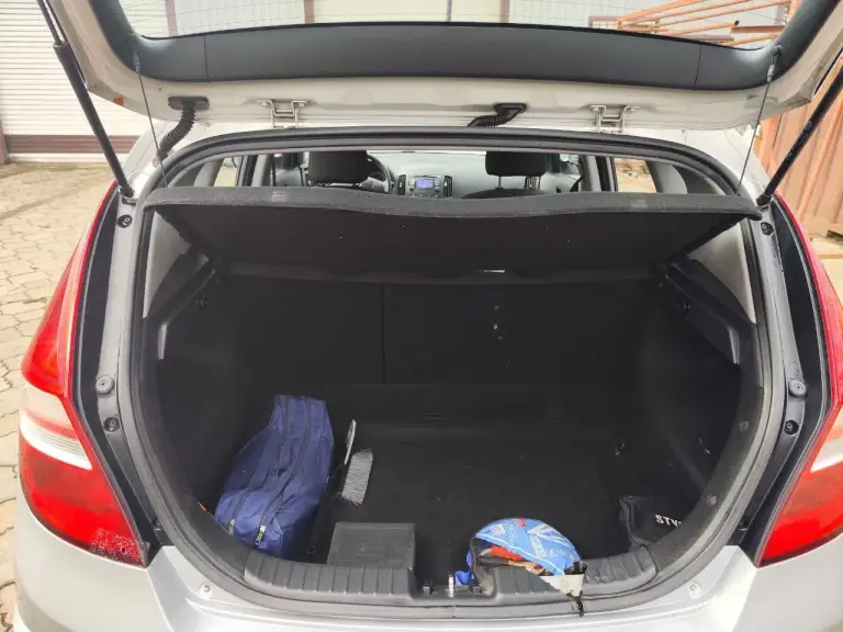 Продам hyundai i30 2010 г.
Пробег: 50 тыс. Км
Двигатель 1.6 бензин.
Трансмиссия: 5-мкпп
Цвет: серебро
Обслужен (ходовая, стандартное то), 2 года назад заменен аккумулятор.
После обстрела в 2022 г. Пострадала дверь багажника (см. Фото), салон незначительно (подробности при осмотре). Отсек двигателя без повреждений.
Комплектация: эур, электропакет, мультируль, кондиционер, подогрев зеркал, подогрев сидений (на пассажирском не работает после обстрела). Оригинальный материал обшивки руля потёрся. В целом, эти моменты на эксплуатацию авто не особо влияют, можно садиться и ехать.
Два комплекта ключей. Сигнализация.  
Зимняя резина, в приданое - комплект летней.
Один владелец. Продажа через мрэо.
Цена с учётом возможных доделок - 700 000 руб. Торг при осмотре.
Звоните, отвечу на все вопросы +7(949)3750625, наталья, донецк. - фотография - 6
