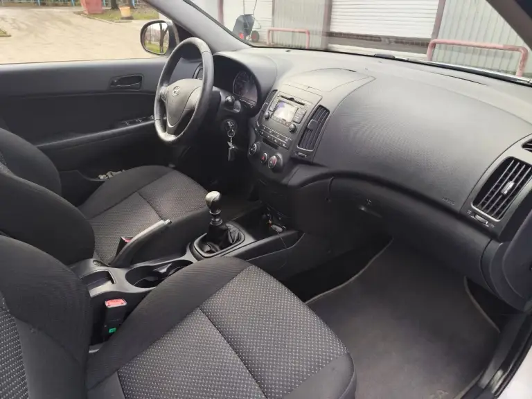 Продам hyundai i30 2010 г.
Пробег: 50 тыс. Км
Двигатель 1.6 бензин.
Трансмиссия: 5-мкпп
Цвет: серебро
Обслужен (ходовая, стандартное то), 2 года назад заменен аккумулятор.
После обстрела в 2022 г. Пострадала дверь багажника (см. Фото), салон незначительно (подробности при осмотре). Отсек двигателя без повреждений.
Комплектация: эур, электропакет, мультируль, кондиционер, подогрев зеркал, подогрев сидений (на пассажирском не работает после обстрела). Оригинальный материал обшивки руля потёрся. В целом, эти моменты на эксплуатацию авто не особо влияют, можно садиться и ехать.
Два комплекта ключей. Сигнализация.  
Зимняя резина, в приданое - комплект летней.
Один владелец. Продажа через мрэо.
Цена с учётом возможных доделок - 700 000 руб. Торг при осмотре.
Звоните, отвечу на все вопросы +7(949)3750625, наталья, донецк. - фотография - 7