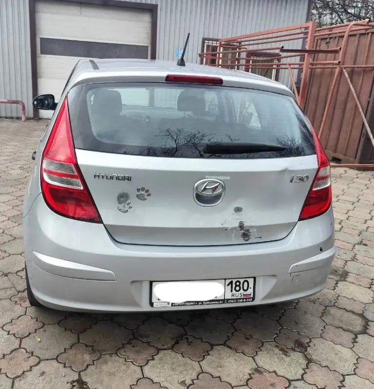 Продам hyundai i30 2010 г.
Пробег: 50 тыс. Км
Двигатель 1.6 бензин.
Трансмиссия: 5-мкпп
Цвет: серебро
Обслужен (ходовая, стандартное то), 2 года назад заменен аккумулятор.
После обстрела в 2022 г. Пострадала дверь багажника (см. Фото), салон незначительно (подробности при осмотре). Отсек двигателя без повреждений.
Комплектация: эур, электропакет, мультируль, кондиционер, подогрев зеркал, подогрев сидений (на пассажирском не работает после обстрела). Оригинальный материал обшивки руля потёрся. В целом, эти моменты на эксплуатацию авто не особо влияют, можно садиться и ехать.
Два комплекта ключей. Сигнализация.  
Зимняя резина, в приданое - комплект летней.
Один владелец. Продажа через мрэо.
Цена с учётом возможных доделок - 700 000 руб. Торг при осмотре.
Звоните, отвечу на все вопросы +7(949)3750625, наталья, донецк. - фотография - 4