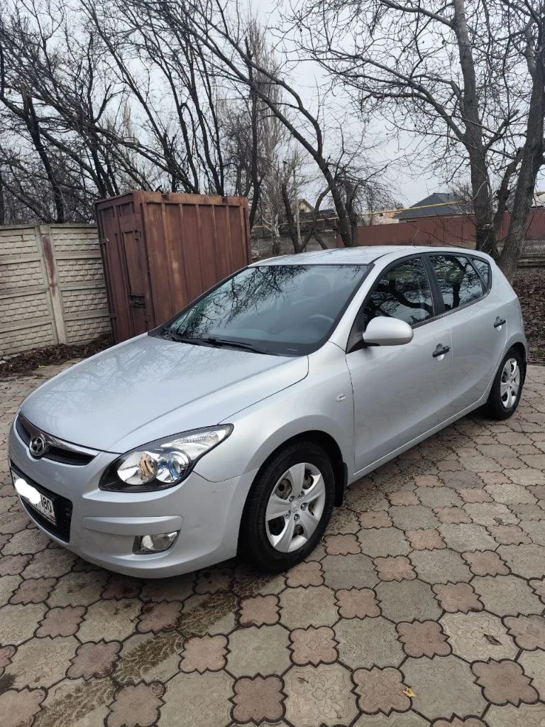 Продам hyundai i30 2010 г.
Пробег: 50 тыс. Км
Двигатель 1.6 бензин.
Трансмиссия: 5-мкпп
Цвет: серебро
Обслужен (ходовая, стандартное то), 2 года назад заменен аккумулятор.
После обстрела в 2022 г. Пострадала дверь багажника (см. Фото), салон незначительно (подробности при осмотре). Отсек двигателя без повреждений.
Комплектация: эур, электропакет, мультируль, кондиционер, подогрев зеркал, подогрев сидений (на пассажирском не работает после обстрела). Оригинальный материал обшивки руля потёрся. В целом, эти моменты на эксплуатацию авто не особо влияют, можно садиться и ехать.
Два комплекта ключей. Сигнализация.  
Зимняя резина, в приданое - комплект летней.
Один владелец. Продажа через мрэо.
Цена с учётом возможных доделок - 700 000 руб. Торг при осмотре.
Звоните, отвечу на все вопросы +7(949)3750625, наталья, донецк. - фотография - 2
