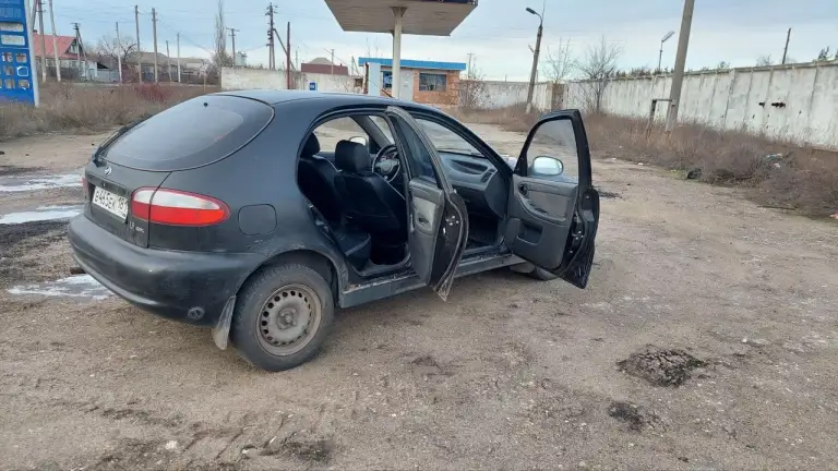 Заз chance, chevrolet lanos и daewoo lanos.
Это тот один и тот же автомобиль.

Продаётся заз chance с очень надёжным opel(опелевским) двигателем 1,5 л. Экономичный и надёжный для городской и сельской месности автомобиль.

Преимущества:
* Очень надёжный двигатель opel(опелевский)1,5л: бензин + газ(гбо), отличная тяга, прост в ремонте.
* Очень надежная коробка передач opel(опелевская): 5-ступенчатая механическая.
* Расход топлива: 6,7 л/100 км на бензине, экономия до 60% на газу.
* Имеется: кондиционер, подогрев заднего стекла, регулировка рулевой колонки(редкая комплектация).
* Стоит идеальная зимнея резина на 14-дюймовых дисках.
* Электроподъёмники передних стёкол, центральный замок.
* Аудиосистема (cd/mp3, 4 динамика), противотуманные фары.
* Подушка безопасности водителя.

История владения:
* Третий владелец, в эксплуатации более 3 лет.
* Регулярное техническое обслуживание, без дтп, кузов в хорошем состоянии имеются временные ньюансы на фото видно.

Автомобиль полностью готов к эксплуатации, с прозрачной историей и надёжным двигателем.

Звоните или пишите для отве́чу на все вопросы.
Ps: реальному покупателю хороший торг! - фотография - 5