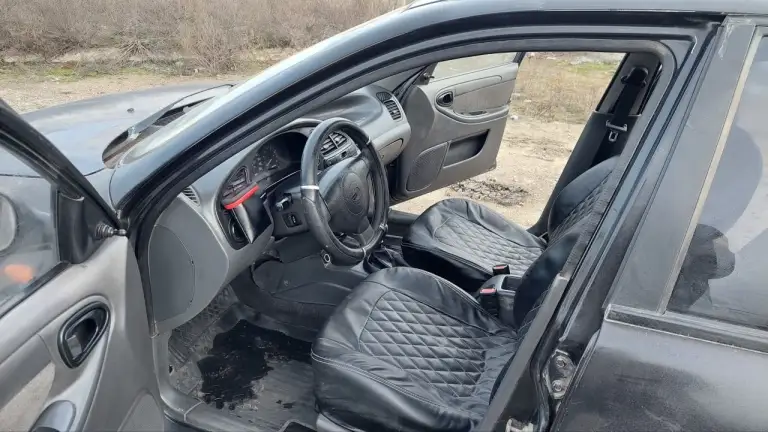 Заз chance, chevrolet lanos и daewoo lanos.
Это тот один и тот же автомобиль.

Продаётся заз chance с очень надёжным opel(опелевским) двигателем 1,5 л. Экономичный и надёжный для городской и сельской месности автомобиль.

Преимущества:
* Очень надёжный двигатель opel(опелевский)1,5л: бензин + газ(гбо), отличная тяга, прост в ремонте.
* Очень надежная коробка передач opel(опелевская): 5-ступенчатая механическая.
* Расход топлива: 6,7 л/100 км на бензине, экономия до 60% на газу.
* Имеется: кондиционер, подогрев заднего стекла, регулировка рулевой колонки(редкая комплектация).
* Стоит идеальная зимнея резина на 14-дюймовых дисках.
* Электроподъёмники передних стёкол, центральный замок.
* Аудиосистема (cd/mp3, 4 динамика), противотуманные фары.
* Подушка безопасности водителя.

История владения:
* Третий владелец, в эксплуатации более 3 лет.
* Регулярное техническое обслуживание, без дтп, кузов в хорошем состоянии имеются временные ньюансы на фото видно.

Автомобиль полностью готов к эксплуатации, с прозрачной историей и надёжным двигателем.

Звоните или пишите для отве́чу на все вопросы.
Ps: реальному покупателю хороший торг! - фотография - 1