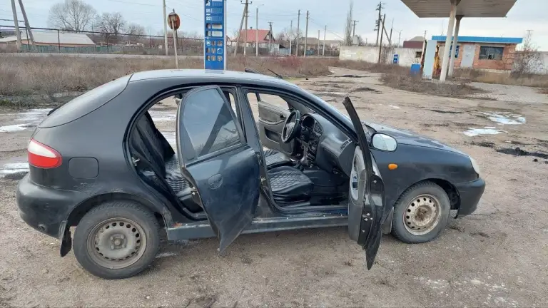 Заз chance, chevrolet lanos и daewoo lanos.
Это тот один и тот же автомобиль.

Продаётся заз chance с очень надёжным opel(опелевским) двигателем 1,5 л. Экономичный и надёжный для городской и сельской месности автомобиль.

Преимущества:
* Очень надёжный двигатель opel(опелевский)1,5л: бензин + газ(гбо), отличная тяга, прост в ремонте.
* Очень надежная коробка передач opel(опелевская): 5-ступенчатая механическая.
* Расход топлива: 6,7 л/100 км на бензине, экономия до 60% на газу.
* Имеется: кондиционер, подогрев заднего стекла, регулировка рулевой колонки(редкая комплектация).
* Стоит идеальная зимнея резина на 14-дюймовых дисках.
* Электроподъёмники передних стёкол, центральный замок.
* Аудиосистема (cd/mp3, 4 динамика), противотуманные фары.
* Подушка безопасности водителя.

История владения:
* Третий владелец, в эксплуатации более 3 лет.
* Регулярное техническое обслуживание, без дтп, кузов в хорошем состоянии имеются временные ньюансы на фото видно.

Автомобиль полностью готов к эксплуатации, с прозрачной историей и надёжным двигателем.

Звоните или пишите для отве́чу на все вопросы.
Ps: реальному покупателю хороший торг! - фотография - 2