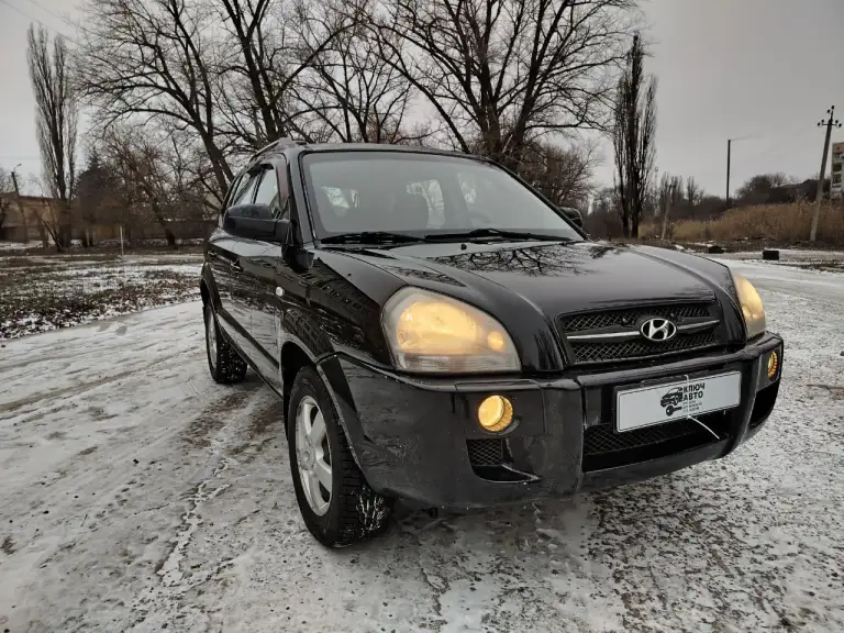 🚗 💰Продам автомобиль💰🚀
     Hyundai tucson
▶️ ❗️Пробег 177 тыс❗️ 😱
▶️ Год выпуска: 2006 г.
▶️ Кпп: механика,5ст.
      Обьем 2.0
      🚜Полный привод🚜
▶️ ❗️❗️ 1 Владелец ❗️❗️
Подтверждено автотекой
ℹ️ описание:
✅ Автомобиль в отличном состоянии как технически, так и внешне!
✅ Автомобиль в дтп не участвовал!
✅ Бережное использование, есть автотека по запросу.
🔥 Автомобиль в отличной комплектации:
• Кондиционер
• Климат контроль
• Подогревы сидений, зоны дворников, стёкл и зеркал
• Полный стеклопакет
*Парктроники
• Легкосплавные диски + новая зимняя резина.
*Полный привод 4 wd
❗Предоставлю видео обзор по требованию!

🏛 Юридически автомобиль чист, без штрафов и запретов!

🏢 Осмотр в г. Амвросиевка или по договорённости в любом городе.
Доставка в любой город л-днр
☎ Телефон для связи: +79493391770
+79490789890
Телеграмм, вацап на номере.
Телефон включен всегда!
💰 Цена 820.000 тысяч рублей.
    Торг будет но небольшой - фотография - 3