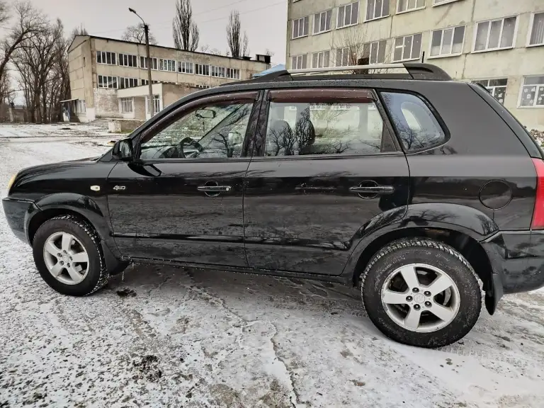 🚗 💰Продам автомобиль💰🚀
     Hyundai tucson
▶️ ❗️Пробег 177 тыс❗️ 😱
▶️ Год выпуска: 2006 г.
▶️ Кпп: механика,5ст.
      Обьем 2.0
      🚜Полный привод🚜
▶️ ❗️❗️ 1 Владелец ❗️❗️
Подтверждено автотекой
ℹ️ описание:
✅ Автомобиль в отличном состоянии как технически, так и внешне!
✅ Автомобиль в дтп не участвовал!
✅ Бережное использование, есть автотека по запросу.
🔥 Автомобиль в отличной комплектации:
• Кондиционер
• Климат контроль
• Подогревы сидений, зоны дворников, стёкл и зеркал
• Полный стеклопакет
*Парктроники
• Легкосплавные диски + новая зимняя резина.
*Полный привод 4 wd
❗Предоставлю видео обзор по требованию!

🏛 Юридически автомобиль чист, без штрафов и запретов!

🏢 Осмотр в г. Амвросиевка или по договорённости в любом городе.
Доставка в любой город л-днр
☎ Телефон для связи: +79493391770
+79490789890
Телеграмм, вацап на номере.
Телефон включен всегда!
💰 Цена 820.000 тысяч рублей.
    Торг будет но небольшой - фотография - 4