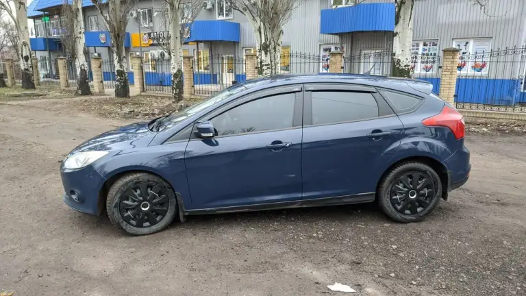 Горловка. Продается ford fokus 2014 г. В. Двигатель: 1,6 (125 л. С. ) коробка передач :механическая тип топлива:бензин автомобиль в родном окрасе, двигатель и коробка передач в отличном состоянии (новые), пробег оригинальный, все документы в порядке. Салон чист и опрятен, как новый. Автомобиль полностью обслужен и готов к эксплуатации. Зеркальный номер в подарок. Не упустите возможность приобрести надежный и экономичный автомобиль. Все заинтересованные могут связаться для дополнительных вопросов и осмотра. Цена: 900000 тел. +7(949) 427-29-91 - фотография - 4