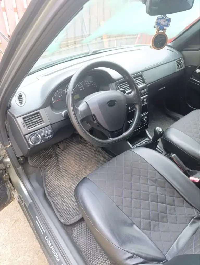 Продам lada (ваз) priora 2009 года выпуска. Цвет серый. Пробег 305 000 километров. Автомобиль в отличном состоянии. В птс 3 владельца. Объем двигателя 1,6 литра. Мощность двигателя составляет 98 лошадиных сил. Тип двигателя - бензин. Коробка механическая. Привод - передний. Опции: электропривод боковых зеркал, система антиблокировки тормозов (abs), бортовой компьютер и электроподогрев лобового стекла. Подогрев передних сидений. Замена стоек и пружин в круг, генератор, свечи, катушки, датчики, трапеция дворников в сборе, моторедуктор заслонки печки. Отличный автомобиль для комфортной езды. Звоните! +79497150897 - фотография - 3