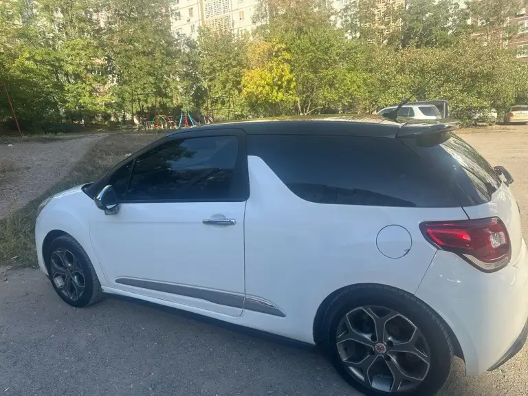 Ситроен ds3 хетчбек 2011г. , 1.6 дизель, механика 5мт, 116л. С. Авто в хорошем состоянии, расходники все поменяны. Климат, обогрев передних сидений, датчик дождя и света, парктроники, хорошая музыка, кожаный салон. Очень экономичный и быстрый автомобиль. +7 949 385 14 76 - фотография - 4