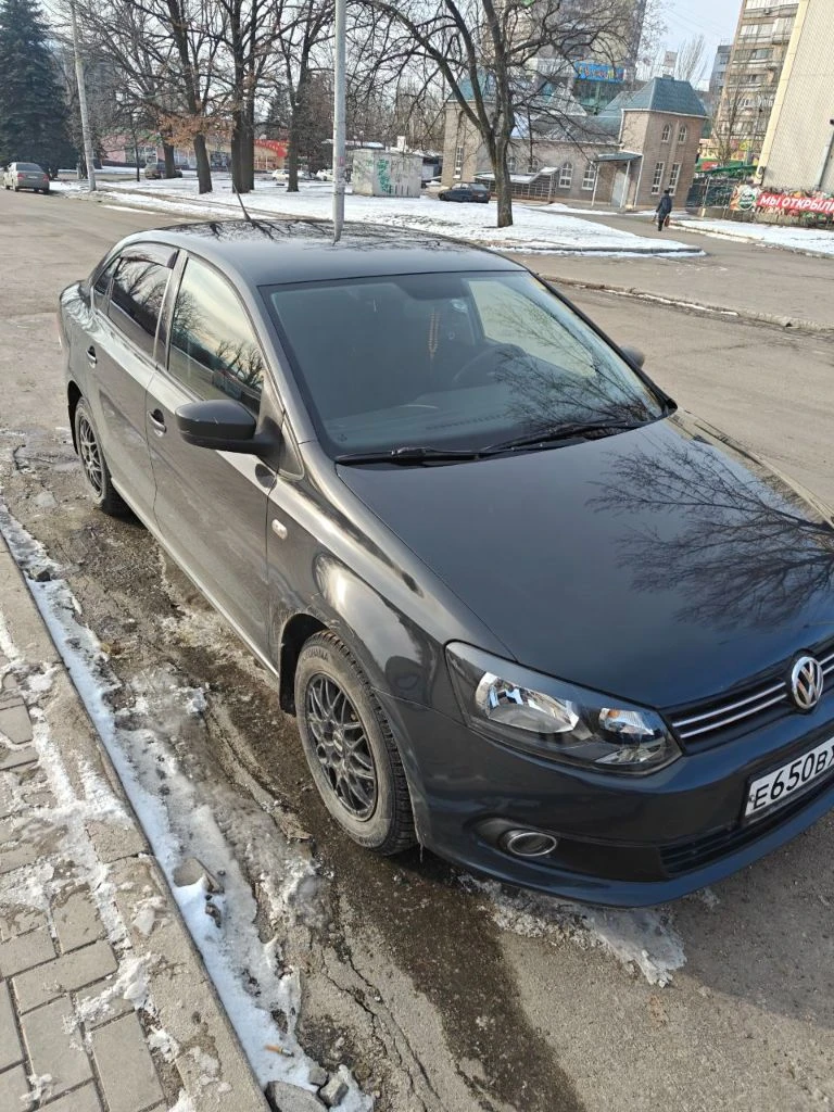 Продам фольксваген поло 2012 1.6 механика. Состояние отличное, все работает, ничего не стучит. Мотор не дымит, работает хорошо. Кому нужен надёжный авто на каждый день с маленьким расходом звоните +79494213007 - фотография - 1