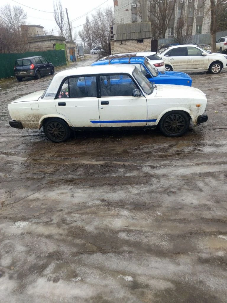 Ваз 2107, 2006 г. В. 1,6. Механика, задний привод. Цвет белый. Пробег 100000. Вкруг дисковые тормоза, стоит рулевая рейка, колеса 14. С машиной отдаю спойлер и клюв на капот. Цена 120 000р. +79495070785 эдгар - фотография - 2