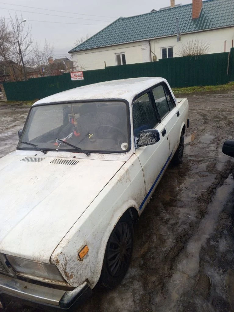 Ваз 2107, 2006 г. В. 1,6. Механика, задний привод. Цвет белый. Пробег 100000. Вкруг дисковые тормоза, стоит рулевая рейка, колеса 14. С машиной отдаю спойлер и клюв на капот. Цена 120 000р. +79495070785 эдгар - фотография - 1