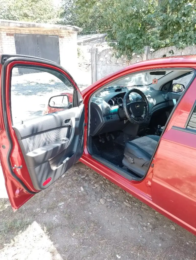 Продам шевроле авео. 2008 год. Мотор 1.2 цепной (84лс ) работает идеально !
Кузов без ржавчины и дыр, дно стаканы всё целое, чистый ухоженый салон, не чего не стучит не гремит не дымит, мотор коробка ходовка всё отличное ( регулярное то каждые 7-8 т. Км. И своевременная замена расходников и необходимых деталей,   стоит зимняя резина на штампованых дисках, в коплекте летняя резина на литых дисках  r15 ( и той и другой по 2 сезона).

Комплектация: 
Led  лампы (ближний, дальний, противотуманки) 
Гидроусилитель руля,  
Подушка безопасности,  
Кондиционер
Android магнитола (boss mini) 
Видеорегистратор ( фронтальная 2 к, задняя камера 720 hd),  
2 Ключа
Сигнализация starline ( отключена, можно восстановить),  
Докатка + инструменты для замены колеса.  
Очень экономичная  по расходу топлива.

Цена 465000 , торг
Осмотр г. Иловайск - фотография - 5