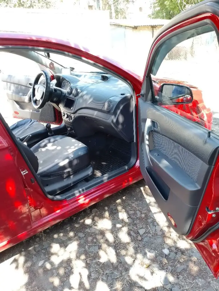 Продам шевроле авео. 2008 год. Мотор 1.2 цепной (84лс ) работает идеально !
Кузов без ржавчины и дыр, дно стаканы всё целое, чистый ухоженый салон, не чего не стучит не гремит не дымит, мотор коробка ходовка всё отличное ( регулярное то каждые 7-8 т. Км. И своевременная замена расходников и необходимых деталей,   стоит зимняя резина на штампованых дисках, в коплекте летняя резина на литых дисках  r15 ( и той и другой по 2 сезона).

Комплектация: 
Led  лампы (ближний, дальний, противотуманки) 
Гидроусилитель руля,  
Подушка безопасности,  
Кондиционер
Android магнитола (boss mini) 
Видеорегистратор ( фронтальная 2 к, задняя камера 720 hd),  
2 Ключа
Сигнализация starline ( отключена, можно восстановить),  
Докатка + инструменты для замены колеса.  
Очень экономичная  по расходу топлива.

Цена 465000 , торг
Осмотр г. Иловайск - фотография - 7