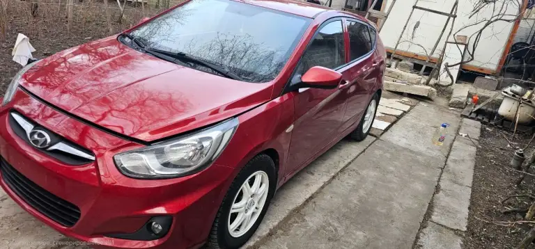 Продается hyundai solaris 2012 года, оснащенный надежной автоматической коробкой передач и экономичным двигателем 1.6. В автомобиле исправно работают кондиционер и печка, обеспечивая комфорт в любую погоду. Машина отличается резвостью и отличной топливной экономичностью. Особое внимание заслуживает мощный свет фар, гарантирующий прекрасную видимость в любых погодных условиях. Автомобиль находится в донецке. Цена — 800 000 рублей, возможен торг при встрече. - фотография - 2
