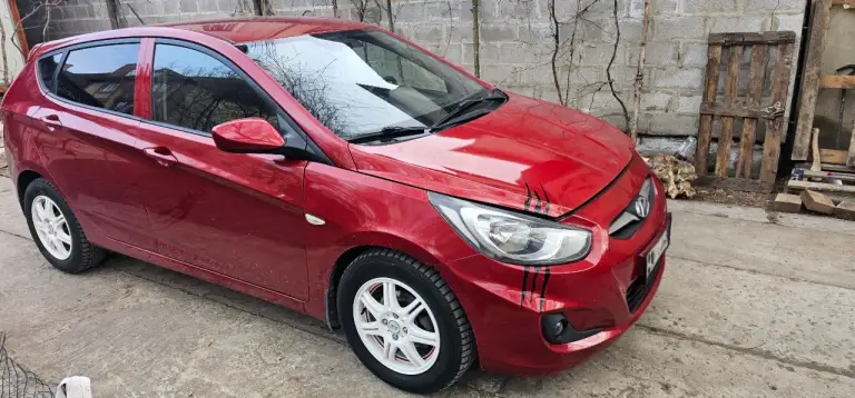 Продается hyundai solaris 2012 года, оснащенный надежной автоматической коробкой передач и экономичным двигателем 1.6. В автомобиле исправно работают кондиционер и печка, обеспечивая комфорт в любую погоду. Машина отличается резвостью и отличной топливной экономичностью. Особое внимание заслуживает мощный свет фар, гарантирующий прекрасную видимость в любых погодных условиях. Автомобиль находится в донецке. Цена — 800 000 рублей, возможен торг при встрече. - фотография - 3