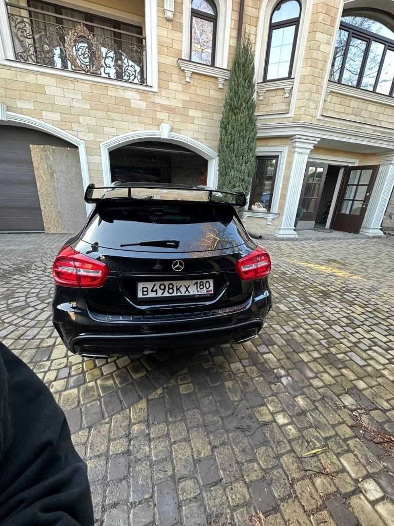 Mercedes gla 200d 2.17g-dct (136л. С). Дизель. Передний привод. Особая серия. Цвет чёрный. Пробег 128665 км. Не битый. Птс-оригинал. Обмен не интересует. Машина в отличном состоянии, очень экономичная и при этом резвая, обслуженная и ухоженная, в очень хорошей комплектации, чёрный кожаный салон, раздельный климат контроль, подрулевые лепестки, активный круиз контроль, парктроники, камера заднего вида, видео регистратор спереди и сзади, проекция логотипа авто на асфальт, новая резина, два родных ключа, оригинальный обвес amg (бампера, накладки, выхлоп, решетка, спойлер) стабилизирован под amg 45s-оригинал, покрыта в два слоя керамикой. Два комплекта ковров зима-лето-amg и т. Д выглядит очень дорого и стильно с кучей полезных опций. - фотография - 5