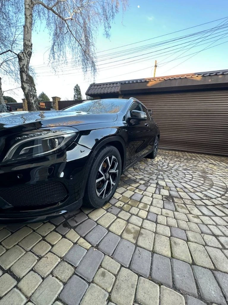 Mercedes gla 200d 2.17g-dct (136л. С). Дизель. Передний привод. Особая серия. Цвет чёрный. Пробег 128665 км. Не битый. Птс-оригинал. Обмен не интересует. Машина в отличном состоянии, очень экономичная и при этом резвая, обслуженная и ухоженная, в очень хорошей комплектации, чёрный кожаный салон, раздельный климат контроль, подрулевые лепестки, активный круиз контроль, парктроники, камера заднего вида, видео регистратор спереди и сзади, проекция логотипа авто на асфальт, новая резина, два родных ключа, оригинальный обвес amg (бампера, накладки, выхлоп, решетка, спойлер) стабилизирован под amg 45s-оригинал, покрыта в два слоя керамикой. Два комплекта ковров зима-лето-amg и т. Д выглядит очень дорого и стильно с кучей полезных опций. - фотография - 3