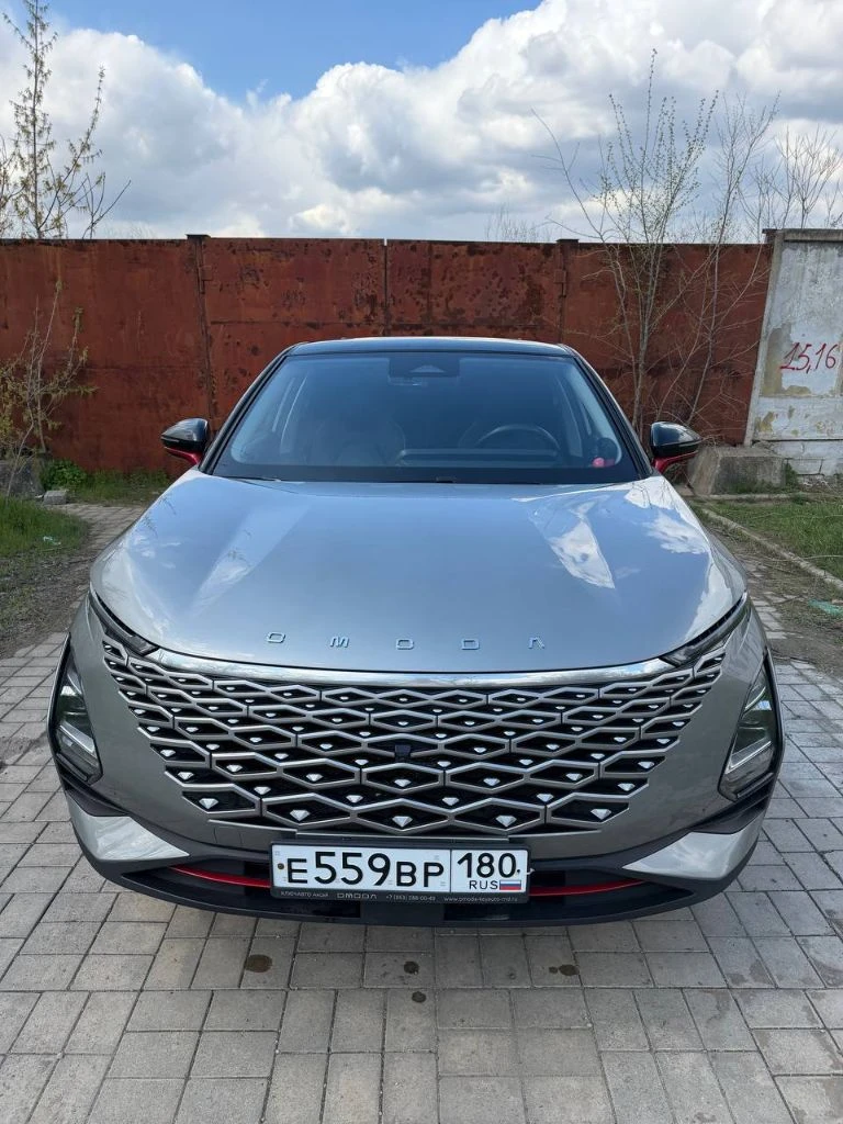 Срочно продам omoda c5. 2024 г. (ещё год на гарантии). Пробег 13000 км. 1.5литра. Передний привод. Вариатор. Максимальная комплектация ultimate+чёрная крыша. Состояние новой машины. Один хозяин. 2.5млн. Рублей. Донецк. +79493619770 - фотография - 1