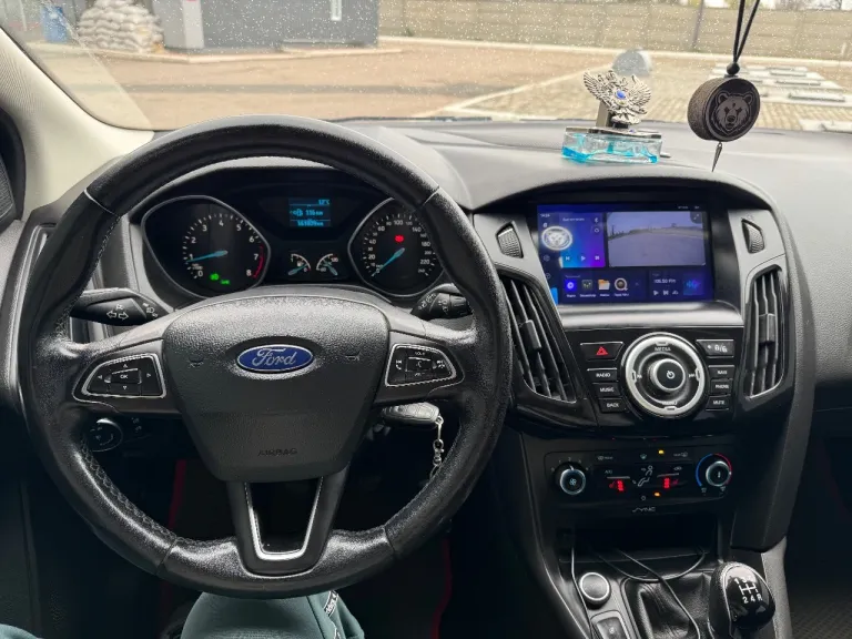 Ford focus 3 рестайлинг 1.6 мт 2017г.
Родной пробег 161т. Км.
2 Владельца за все время

Максимальная комплектация с двухзонным климат контролем, подогревом руля, сидений. В салоне работает каждая кнопочка, кондиционер холодит! Стоит дорогая андроид магнитола с камерой заднего вида, дополнительно устанавливал саб буфер, шикарный звук с акустикой sony. Денег на машину не жалел! Тех. Осмотр пройден, быстрая продажа.

Цена 899т. Р, реальному покупателю хороший торг! Осмотр в городе донецк.
Телефон для связи +79498477720 - фотография - 1