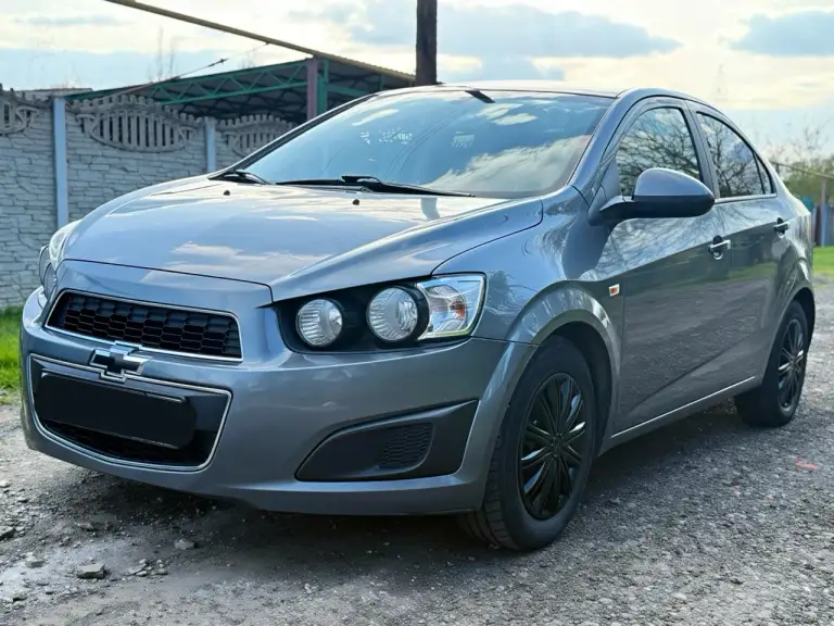 Chevrolet aveo t300 2015 г. В.

* Год покупки декабрь 2014 г.
* Поколение 2014-2020
* Пробег 162 000 тыс.
* Владельцев по птс 2
* Не битый
* Модификация 1.6 ат ( 115 л. С)
* Коробка автомат
* Бензин 92
* Передний привод
* Комплектация комфорт
* Сигнализация starlaine

Chevrolet aveo t300, декабрь, 2014 г. Покупался для себя. Вложений не требует, сел и поехал.

Своевременная замена масла и то.

Стоят свежие тормозные колодки и диски. По подвеске всё отлично (не гремит, не стучит)
Лакокрасочное покрытие идеальное. Днище в отличном состоянии.

Замена масла в акпп на 155 тыс.

Бережное использование автомобиля.

* Авто в собственности 5 лет (с апреля 2021 г. ).без запретов и ограничений. Чистая.
* Очень комфортная и шустрая.
* Комплектация: магнитола с картплей, видео-регистратор, автозапуском старлайн с приложением и брелком. Авто можно завести и проследить он-лайн через приложение.
* Чистый, ухоженный салон, в машине не курили. Сиденья не продавлены)
* Очень экономный расход бензина 8-8.2 л по городу по трассе от 7л.
* По картотеке все отлично.
* Птс дубликат, тк авто находилось у дилера (копия первичного птс в наличии)
* Юридически вся чистая.
* Причина продажи: покупка авто 2025 г. В.

950 000₽

Больше фото и видеообзор в личку пришлю.
Торг у компота реальному покупателю.
Осмотр в макеевке.

Писать: https://vk. Ru/lyubalife1
+7 949 664 77 84 - фотография - 1