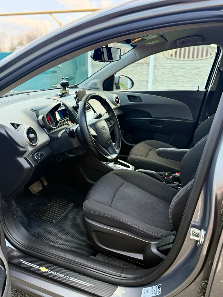 Chevrolet aveo t300 2015 г. В.

* Год покупки декабрь 2014 г.
* Поколение 2014-2020
* Пробег 162 000 тыс.
* Владельцев по птс 2
* Не битый
* Модификация 1.6 ат ( 115 л. С)
* Коробка автомат
* Бензин 92
* Передний привод
* Комплектация комфорт
* Сигнализация starlaine

Chevrolet aveo t300, декабрь, 2014 г. Покупался для себя. Вложений не требует, сел и поехал.

Своевременная замена масла и то.

Стоят свежие тормозные колодки и диски. По подвеске всё отлично (не гремит, не стучит)
Лакокрасочное покрытие идеальное. Днище в отличном состоянии.

Замена масла в акпп на 155 тыс.

Бережное использование автомобиля.

* Авто в собственности 5 лет (с апреля 2021 г. ).без запретов и ограничений. Чистая.
* Очень комфортная и шустрая.
* Комплектация: магнитола с картплей, видео-регистратор, автозапуском старлайн с приложением и брелком. Авто можно завести и проследить он-лайн через приложение.
* Чистый, ухоженный салон, в машине не курили. Сиденья не продавлены)
* Очень экономный расход бензина 8-8.2 л по городу по трассе от 7л.
* По картотеке все отлично.
* Птс дубликат, тк авто находилось у дилера (копия первичного птс в наличии)
* Юридически вся чистая.
* Причина продажи: покупка авто 2025 г. В.

950 000₽

Больше фото и видеообзор в личку пришлю.
Торг у компота реальному покупателю.
Осмотр в макеевке.

Писать: https://vk. Ru/lyubalife1
+7 949 664 77 84 - фотография - 6
