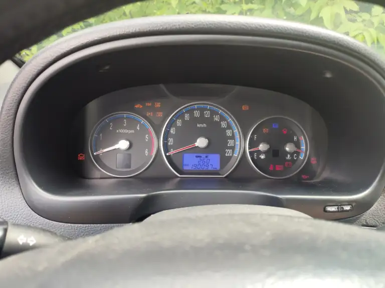 У вас есть возможность приобрести надёжный автомобиль hyundai santa fe 2007 года выпуска на вечном, объёмом 2.2 литра, 150 сильном, дизельном моторе. Средний расход на 100 км 8.5 литров, масло не кушает. Классическая 5 ступенчатая акпп, не пинает, не затягивает, переключает как надо. По кузову есть вторичные окрасы, сколы, царапинки, авто не новое, но ничего критичного. Климат, круиз, подогрев сидений работает. Комплект зимних шин в комплекте. Автомобиль приобретался на замену, пока основной авто находился в ремонте, по тому на учёт на себя не ставил. По цене 840 000, на недостатки скину. Территориально донецк боссе днём, макеевка гвардейка вечером. +79494814840 - фотография - 10