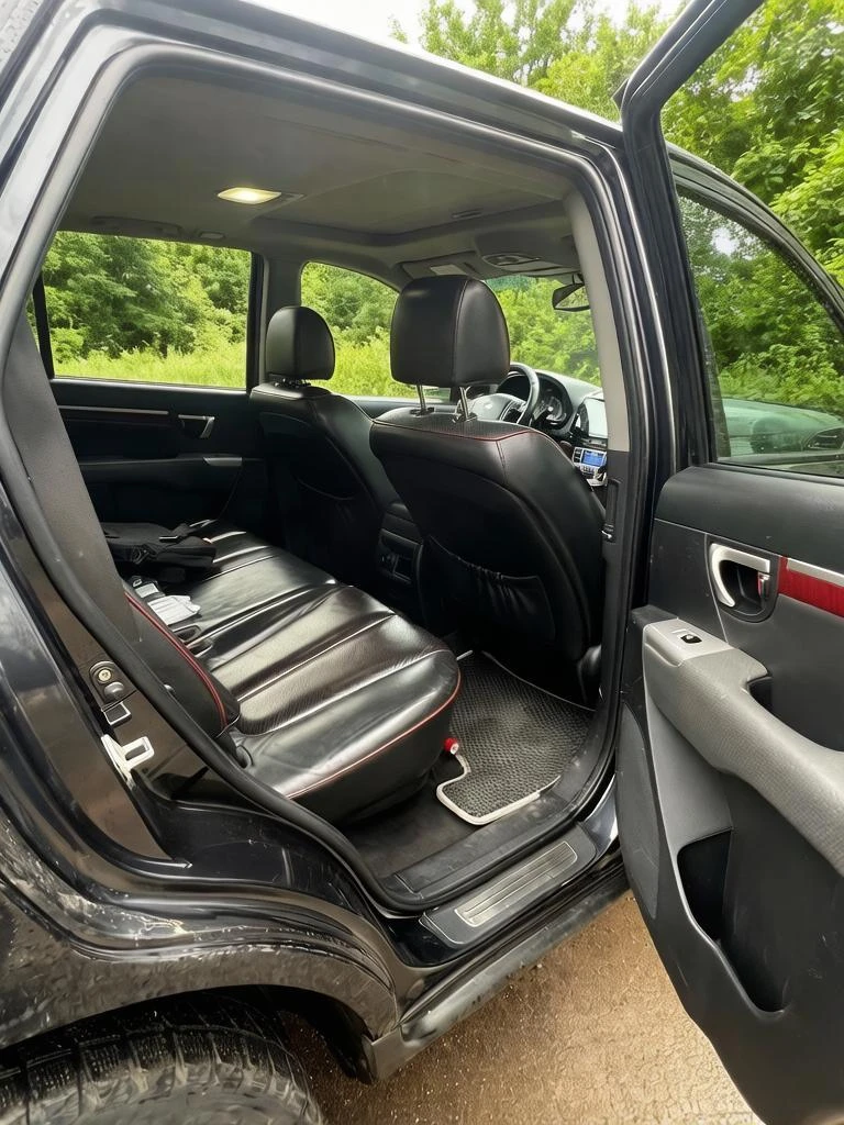 У вас есть возможность приобрести надёжный автомобиль hyundai santa fe 2007 года выпуска на вечном, объёмом 2.2 литра, 150 сильном, дизельном моторе. Средний расход на 100 км 8.5 литров, масло не кушает. Классическая 5 ступенчатая акпп, не пинает, не затягивает, переключает как надо. По кузову есть вторичные окрасы, сколы, царапинки, авто не новое, но ничего критичного. Климат, круиз, подогрев сидений работает. Комплект зимних шин в комплекте. Автомобиль приобретался на замену, пока основной авто находился в ремонте, по тому на учёт на себя не ставил. По цене 840 000, на недостатки скину. Территориально донецк боссе днём, макеевка гвардейка вечером. +79494814840 - фотография - 8