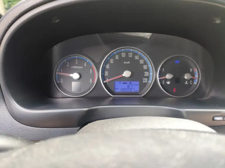 У вас есть возможность приобрести надёжный автомобиль hyundai santa fe 2007 года выпуска на вечном, объёмом 2.2 литра, 150 сильном, дизельном моторе. Средний расход на 100 км 8.5 литров, масло не кушает. Классическая 5 ступенчатая акпп, не пинает, не затягивает, переключает как надо. По кузову есть вторичные окрасы, сколы, царапинки, авто не новое, но ничего критичного. Климат, круиз, подогрев сидений работает. Комплект зимних шин в комплекте. Автомобиль приобретался на замену, пока основной авто находился в ремонте, по тому на учёт на себя не ставил. По цене 840 000, на недостатки скину. Территориально донецк боссе днём, макеевка гвардейка вечером. +79494814840 - фотография - 11
