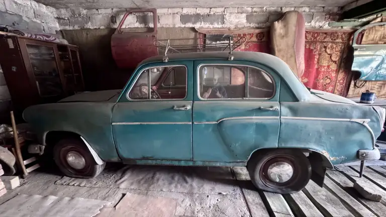 Москвич-407 1960 г. , документы ссср, под реставрацию

Документы: оригинальные номера ссср и техпаспорт.

Кузов: полностью перекрашен в морской цвет. Цвет в птс красный
Крыша, капот и багажник родные. Так же оригинальные диски и колпаки.

Салон: оригинальный, не перекрашен. Не прокурен.
Техника: на ходу (заехала в гараж), но шины спущены.

В комплекте: 2 запасные кпп и 1 двигатель + запчасти.
Хранение: гаражное (ганзовка).
Осмотр: по договорённости.
Вывоз: нужна помощь в эвакуации.
Продажа: только целиком, на запчасти или под реставрацию.
Торг уместен.
Связь по номеру +79495373544 - фотография - 1