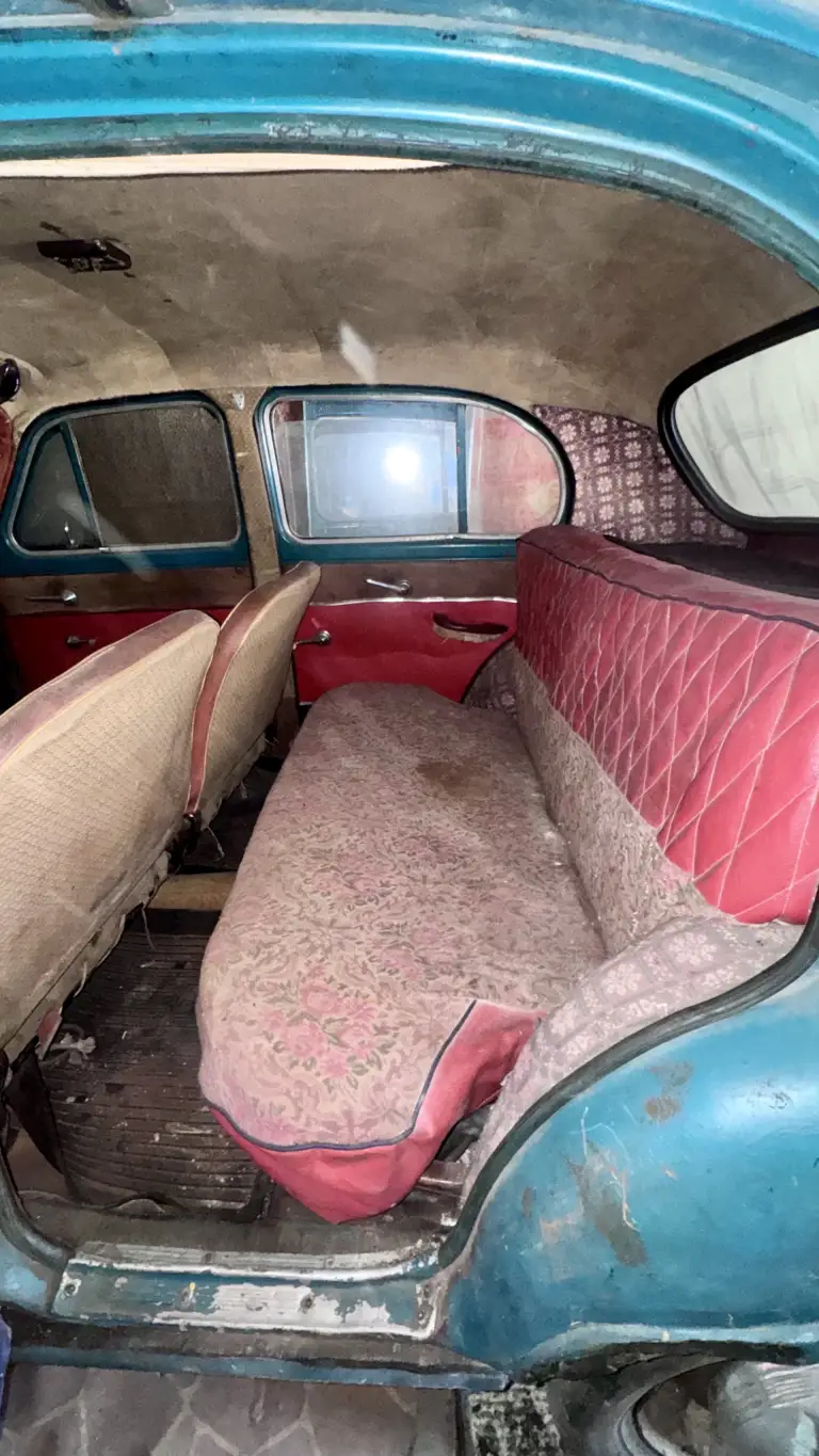 Москвич-407 1960 г. , документы ссср, под реставрацию

Документы: оригинальные номера ссср и техпаспорт.

Кузов: полностью перекрашен в морской цвет. Цвет в птс красный
Крыша, капот и багажник родные. Так же оригинальные диски и колпаки.

Салон: оригинальный, не перекрашен. Не прокурен.
Техника: на ходу (заехала в гараж), но шины спущены.

В комплекте: 2 запасные кпп и 1 двигатель + запчасти.
Хранение: гаражное (ганзовка).
Осмотр: по договорённости.
Вывоз: нужна помощь в эвакуации.
Продажа: только целиком, на запчасти или под реставрацию.
Торг уместен.
Связь по номеру +79495373544 - фотография - 4