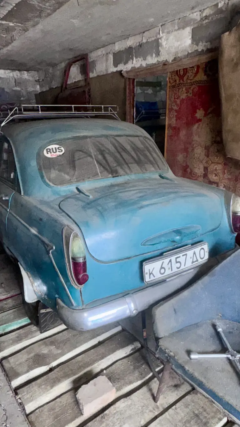 Москвич-407 1960 г. , документы ссср, под реставрацию

Документы: оригинальные номера ссср и техпаспорт.

Кузов: полностью перекрашен в морской цвет. Цвет в птс красный
Крыша, капот и багажник родные. Так же оригинальные диски и колпаки.

Салон: оригинальный, не перекрашен. Не прокурен.
Техника: на ходу (заехала в гараж), но шины спущены.

В комплекте: 2 запасные кпп и 1 двигатель + запчасти.
Хранение: гаражное (ганзовка).
Осмотр: по договорённости.
Вывоз: нужна помощь в эвакуации.
Продажа: только целиком, на запчасти или под реставрацию.
Торг уместен.
Связь по номеру +79495373544 - фотография - 7