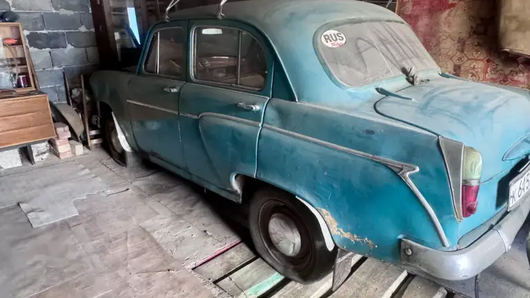 Москвич-407 1960 г. , документы ссср, под реставрацию

Документы: оригинальные номера ссср и техпаспорт.

Кузов: полностью перекрашен в морской цвет. Цвет в птс красный
Крыша, капот и багажник родные. Так же оригинальные диски и колпаки.

Салон: оригинальный, не перекрашен. Не прокурен.
Техника: на ходу (заехала в гараж), но шины спущены.

В комплекте: 2 запасные кпп и 1 двигатель + запчасти.
Хранение: гаражное (ганзовка).
Осмотр: по договорённости.
Вывоз: нужна помощь в эвакуации.
Продажа: только целиком, на запчасти или под реставрацию.
Торг уместен.
Связь по номеру +79495373544 - фотография - 8