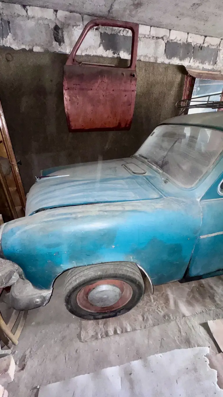Москвич-407 1960 г. , документы ссср, под реставрацию

Документы: оригинальные номера ссср и техпаспорт.

Кузов: полностью перекрашен в морской цвет. Цвет в птс красный
Крыша, капот и багажник родные. Так же оригинальные диски и колпаки.

Салон: оригинальный, не перекрашен. Не прокурен.
Техника: на ходу (заехала в гараж), но шины спущены.

В комплекте: 2 запасные кпп и 1 двигатель + запчасти.
Хранение: гаражное (ганзовка).
Осмотр: по договорённости.
Вывоз: нужна помощь в эвакуации.
Продажа: только целиком, на запчасти или под реставрацию.
Торг уместен.
Связь по номеру +79495373544 - фотография - 5