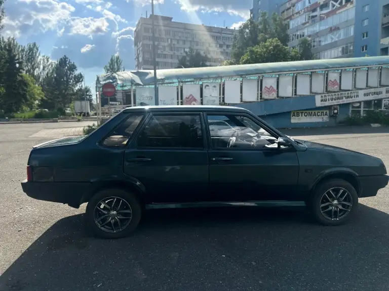 Продам ваз 21099,2005г инжектор
Машина по технической части в идеале, двигатель сделан, коробка работает отлично, по ходовке ничего не стучит
По кузову машина в сварке не нуждается (все стаканы и лонжероны целые)
Кузов не гнилой
По лкп машина выглядит отлично(гнили и рыжиков нет)
Стоит хорошая музыка, передние стеклоподъемники, елекрика вся исправна (в наличии есть рабочие диодные задние фары)
Машина полностью готова к прохождению то
По документам все в порядке я владелец
Осмотр г. Донецк кировский район
Цена 200 (торг)
+79493550652 - фотография - 4
