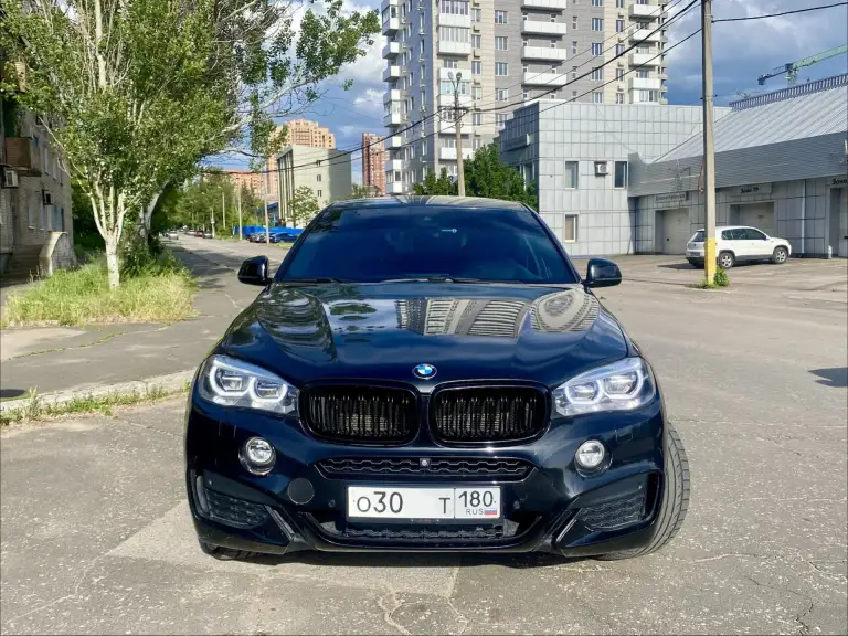 Продам свой bmw x6 f16 2016 года 40dx n57d30b / n57z в отличном состоянии. Автомобиль черного цвета, год выпуска - 2016. Пробег - 185 000 километров. Объем двигателя - 3 литра, мощность - 313 лошадиных сил. Тип двигателя - дизель, коробка передач - автоматическая, полный привод.

Автомобиль оснащен всеми необходимыми опциями: иммобилайзер; электропривод зеркал; подогрев передних сидений; кожаный салон; система курсовой устойчивости.

Машина находится в идеальном состоянии, полностью готова к эксплуатации. Не требует никаких дополнительных вложений.

Замена масла двс каждые 6000 км.

12000 Км назад было проведено большое то: заменены все жидкости, установлены вентилируемые тормозные диски с метало-керамическими колодками в круг, полностью заменена ходовая часть задняя и частично передняя.

Передний бампер, капот, передние крылья, фары, ручки дверей, частично крыша, задние арки в броне-пленки.

Gsm сигнализация с автозапуском (управление с телефона).

Установлен усиленный передний кардан.

В автомобиле установлен видеорегистратор с двумя камерами: видом спереди и сзади.

Установлены дополнительные элементы интерьера.

Пробег родной!

Также в комплекте отдам летнюю резину на дисках купленную в октябре 2025 года.

Возможен обмен с вашей доплатой на renault arkana или duster свежего года на автомате

Цена: 4 200 000₽
Телефон: +7 (949) 506-28-86 - фотография - 1