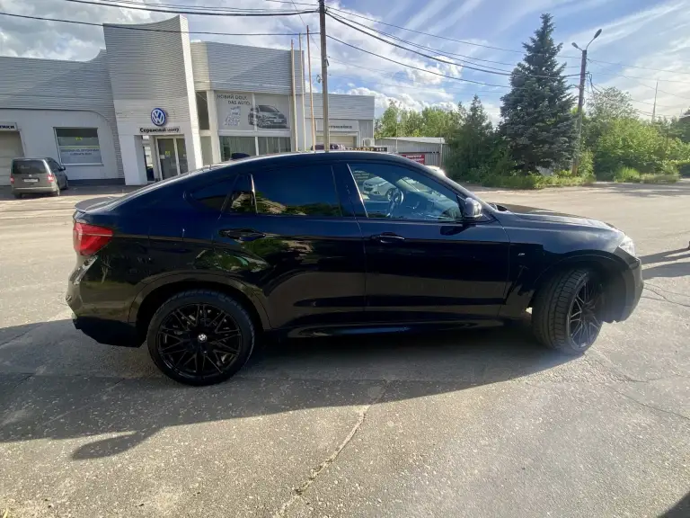 Продам свой bmw x6 f16 2016 года 40dx n57d30b / n57z в отличном состоянии. Автомобиль черного цвета, год выпуска - 2016. Пробег - 185 000 километров. Объем двигателя - 3 литра, мощность - 313 лошадиных сил. Тип двигателя - дизель, коробка передач - автоматическая, полный привод.

Автомобиль оснащен всеми необходимыми опциями: иммобилайзер; электропривод зеркал; подогрев передних сидений; кожаный салон; система курсовой устойчивости.

Машина находится в идеальном состоянии, полностью готова к эксплуатации. Не требует никаких дополнительных вложений.

Замена масла двс каждые 6000 км.

12000 Км назад было проведено большое то: заменены все жидкости, установлены вентилируемые тормозные диски с метало-керамическими колодками в круг, полностью заменена ходовая часть задняя и частично передняя.

Передний бампер, капот, передние крылья, фары, ручки дверей, частично крыша, задние арки в броне-пленки.

Gsm сигнализация с автозапуском (управление с телефона).

Установлен усиленный передний кардан.

В автомобиле установлен видеорегистратор с двумя камерами: видом спереди и сзади.

Установлены дополнительные элементы интерьера.

Пробег родной!

Также в комплекте отдам летнюю резину на дисках купленную в октябре 2025 года.

Возможен обмен с вашей доплатой на renault arkana или duster свежего года на автомате

Цена: 4 200 000₽
Телефон: +7 (949) 506-28-86 - фотография - 4
