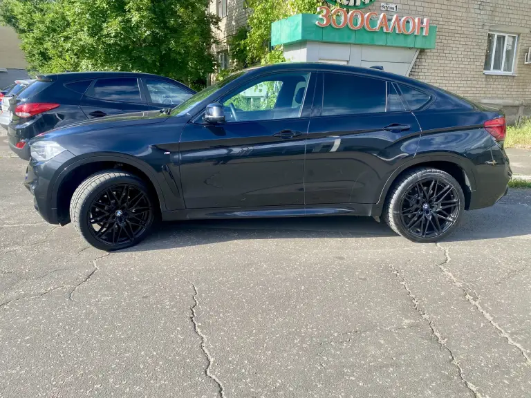 Продам свой bmw x6 f16 2016 года 40dx n57d30b / n57z в отличном состоянии. Автомобиль черного цвета, год выпуска - 2016. Пробег - 185 000 километров. Объем двигателя - 3 литра, мощность - 313 лошадиных сил. Тип двигателя - дизель, коробка передач - автоматическая, полный привод.

Автомобиль оснащен всеми необходимыми опциями: иммобилайзер; электропривод зеркал; подогрев передних сидений; кожаный салон; система курсовой устойчивости.

Машина находится в идеальном состоянии, полностью готова к эксплуатации. Не требует никаких дополнительных вложений.

Замена масла двс каждые 6000 км.

12000 Км назад было проведено большое то: заменены все жидкости, установлены вентилируемые тормозные диски с метало-керамическими колодками в круг, полностью заменена ходовая часть задняя и частично передняя.

Передний бампер, капот, передние крылья, фары, ручки дверей, частично крыша, задние арки в броне-пленки.

Gsm сигнализация с автозапуском (управление с телефона).

Установлен усиленный передний кардан.

В автомобиле установлен видеорегистратор с двумя камерами: видом спереди и сзади.

Установлены дополнительные элементы интерьера.

Пробег родной!

Также в комплекте отдам летнюю резину на дисках купленную в октябре 2025 года.

Возможен обмен с вашей доплатой на renault arkana или duster свежего года на автомате

Цена: 4 200 000₽
Телефон: +7 (949) 506-28-86 - фотография - 2
