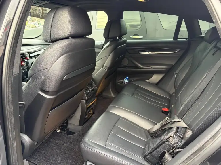 Продам свой bmw x6 f16 2016 года 40dx n57d30b / n57z в отличном состоянии. Автомобиль черного цвета, год выпуска - 2016. Пробег - 185 000 километров. Объем двигателя - 3 литра, мощность - 313 лошадиных сил. Тип двигателя - дизель, коробка передач - автоматическая, полный привод.

Автомобиль оснащен всеми необходимыми опциями: иммобилайзер; электропривод зеркал; подогрев передних сидений; кожаный салон; система курсовой устойчивости.

Машина находится в идеальном состоянии, полностью готова к эксплуатации. Не требует никаких дополнительных вложений.

Замена масла двс каждые 6000 км.

12000 Км назад было проведено большое то: заменены все жидкости, установлены вентилируемые тормозные диски с метало-керамическими колодками в круг, полностью заменена ходовая часть задняя и частично передняя.

Передний бампер, капот, передние крылья, фары, ручки дверей, частично крыша, задние арки в броне-пленки.

Gsm сигнализация с автозапуском (управление с телефона).

Установлен усиленный передний кардан.

В автомобиле установлен видеорегистратор с двумя камерами: видом спереди и сзади.

Установлены дополнительные элементы интерьера.

Пробег родной!

Также в комплекте отдам летнюю резину на дисках купленную в октябре 2025 года.

Возможен обмен с вашей доплатой на renault arkana или duster свежего года на автомате

Цена: 4 200 000₽
Телефон: +7 (949) 506-28-86 - фотография - 8