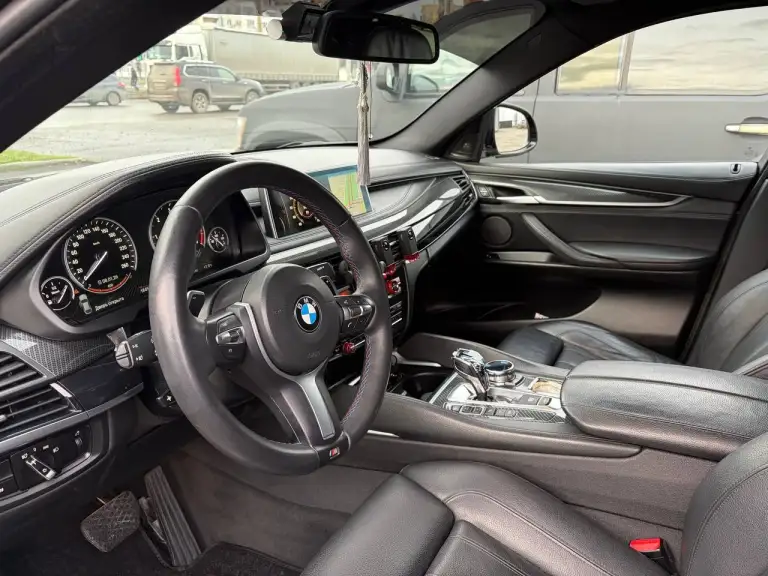 Продам свой bmw x6 f16 2016 года 40dx n57d30b / n57z в отличном состоянии. Автомобиль черного цвета, год выпуска - 2016. Пробег - 185 000 километров. Объем двигателя - 3 литра, мощность - 313 лошадиных сил. Тип двигателя - дизель, коробка передач - автоматическая, полный привод.

Автомобиль оснащен всеми необходимыми опциями: иммобилайзер; электропривод зеркал; подогрев передних сидений; кожаный салон; система курсовой устойчивости.

Машина находится в идеальном состоянии, полностью готова к эксплуатации. Не требует никаких дополнительных вложений.

Замена масла двс каждые 6000 км.

12000 Км назад было проведено большое то: заменены все жидкости, установлены вентилируемые тормозные диски с метало-керамическими колодками в круг, полностью заменена ходовая часть задняя и частично передняя.

Передний бампер, капот, передние крылья, фары, ручки дверей, частично крыша, задние арки в броне-пленки.

Gsm сигнализация с автозапуском (управление с телефона).

Установлен усиленный передний кардан.

В автомобиле установлен видеорегистратор с двумя камерами: видом спереди и сзади.

Установлены дополнительные элементы интерьера.

Пробег родной!

Также в комплекте отдам летнюю резину на дисках купленную в октябре 2025 года.

Возможен обмен с вашей доплатой на renault arkana или duster свежего года на автомате

Цена: 4 200 000₽
Телефон: +7 (949) 506-28-86 - фотография - 5