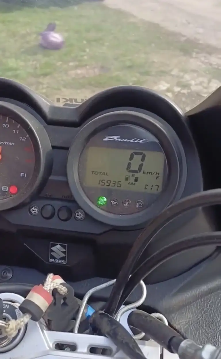 Suzuki bandit 650 sa
Цена: 400к (отдам в подарок шлем)
Год: 2007 город - луганск (первомайск)
Пробег: 15 900км
Двигатель: 650 см³, 4 цилиндра
Мощность: ~78–85 л. С. Коробка: механика, 6 передач охлаждение: жидкостное
Топливная система: инжектор
Привод: цепь
Состояние: хорошее / сел и поехал
Причина продажи: я нахожусь в другой стране и не нуждаюсь в этом мотоцикле, так же сейчас срочно нужны деньги.
По вопросам или покупке в лс телеграмм или номер телефона: nosexjustex +79592183256 - фотография - 2