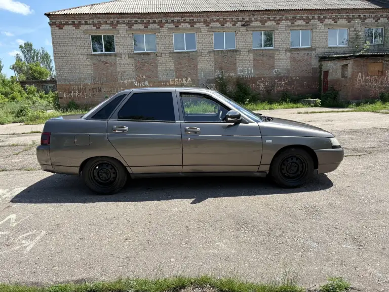 Продам свой ваз 2110 в красивом цвете кориандр 2007г. Двигатель 1.6 шеснарь 124мотор очень бодрый, коробка на отлично! Заменены все расходники включая грм. Состояние кузова хорошее, дно стаканы и тд все целое, есть небольшие моменты по лкп. Стоит евроторпеда работает каждая кнопка все светится и включается, салон не затертый - чистый. Авто на новой японской зимней резине r14. В машине установлен автозвук + шумоизоляция стоимостью больше 100к руб. С продажей не спешу. Переоформление в мрэо цена 290 000₽ торг реальному покупателю, город горловка +79493658942 - фотография - 8