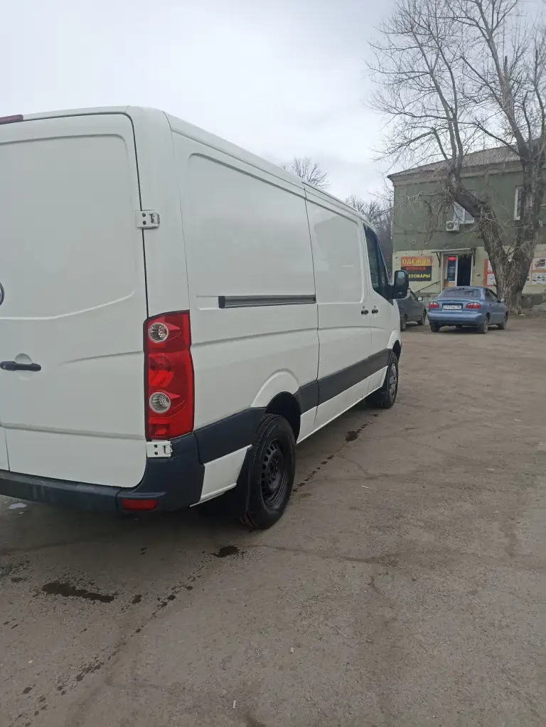 Продам. Фольксваген крафтер 2010 год 2.5 турбо самый надёжный, очень хорошим состоянии не битая два хозяина стекло подюмники сигнализация есть. Резина новая большой груз не возьили, машина ухожуная любая проверка, садись и катайся мотор коробка ходовка идеальный состояние зимний резину подарок, обмен на легковой обе сторон +79493493371 1150000 хорошый торг - фотография - 6